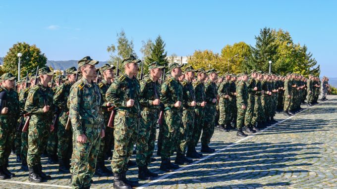 Президентът Румен Радев и министърът на отбраната Красимир Каракачанов ще участват в церемонията по присвояване на първо офицерско звание на курсантите...