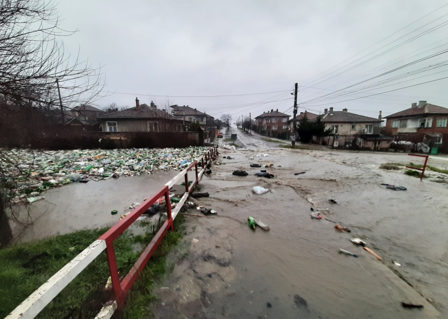 Все още има селища без електричество в страната след проливните дъждове и снеговалежи. Екипите на Електроразпределение Юг работят в момента по отстраняване...