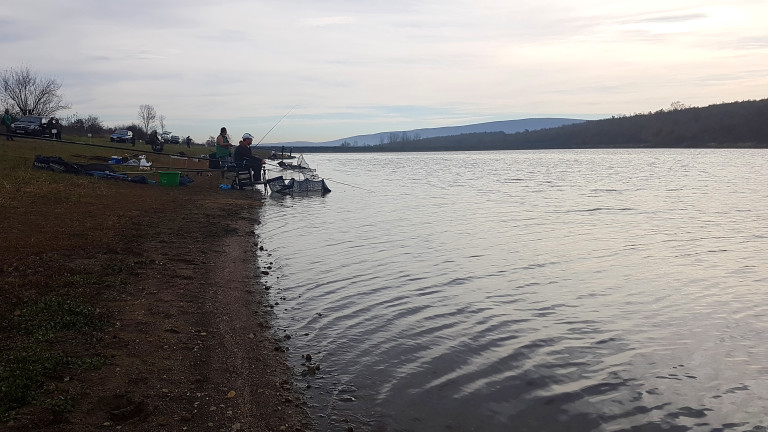 Продължава издирването на двамата рибари, които изчезнаха в езерото "Мандра" край Бургас. Те са влезли да ловят риба с надуваема лодка в неделя преди полунощ.
Установено...