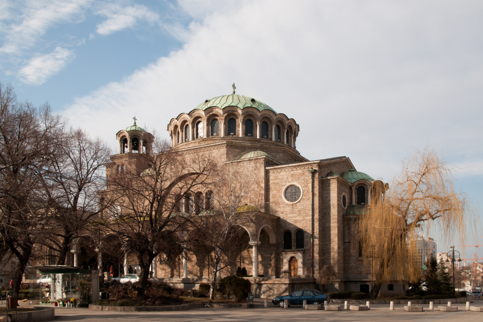 На Цветница в столичния храм "Света Неделя" службата се провежда вътре. Миряните, колкото и малко да са те и макар че всички носят предпазни маски, се...