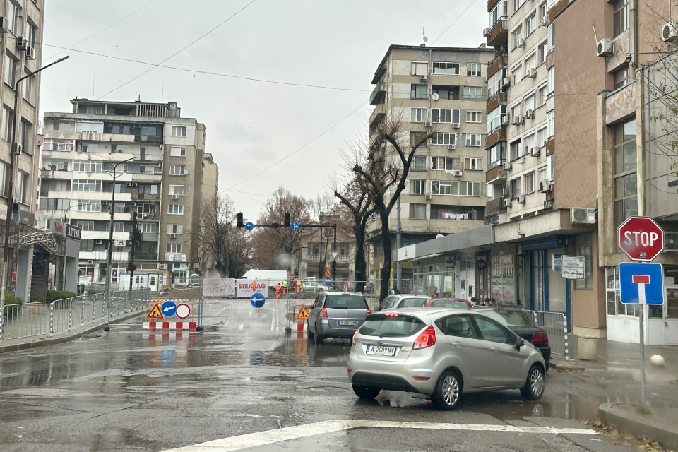 Въведена е временна организация на движението за южната част на новоизграждащото се кръгово кръстовище на ул. „Димитър Благоев“ и ул. „Жорж Папазов“ в...