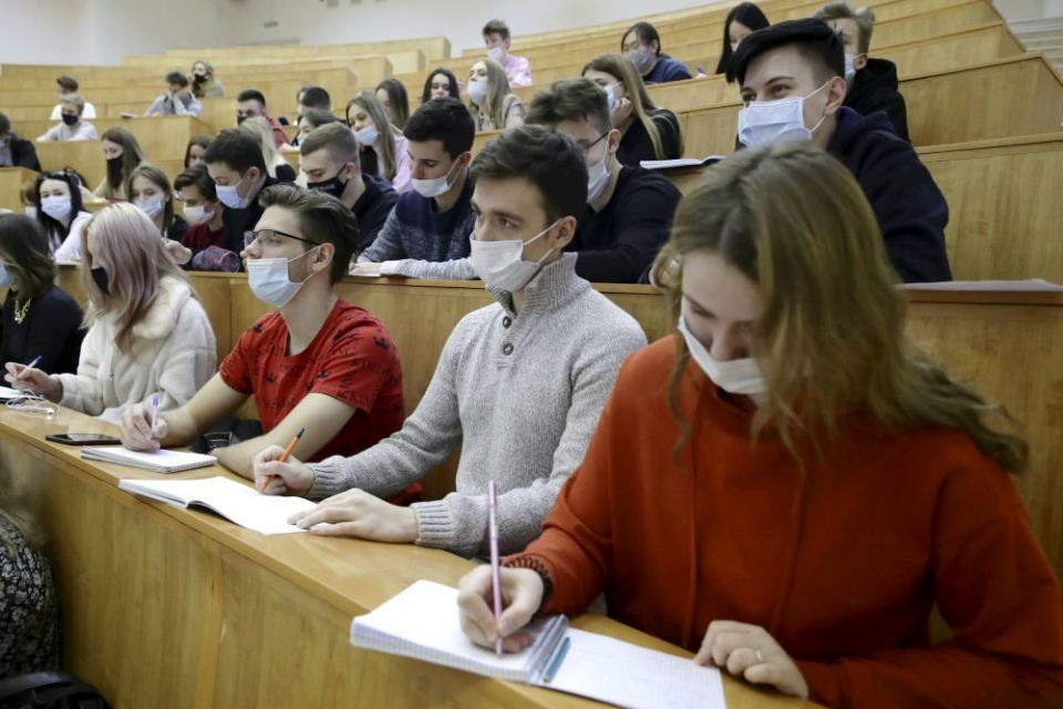 От понеделник, 21 февруари, присъственият учебен процес във висшите училища се възстановява, съобщават от здравното министерство.
Освен наличие на „зелен...