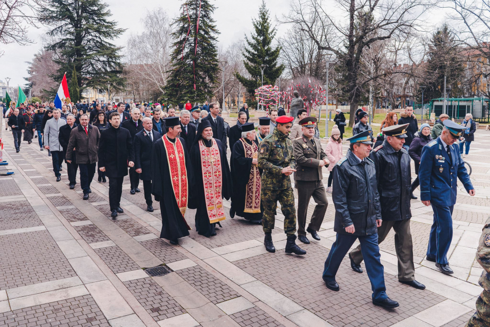 Празничният Трети март беше почетен с поредица от събития в Ямбол.
В 10:00 часа пред сградата на Община Ямбол започна церемонията по издигане на националния...