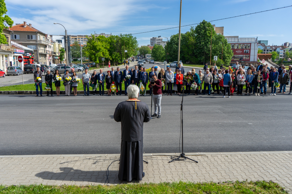 Ямбол почете празничния 9 май -  Ден на победата над хитлеристка Германия и Ден на Европа.
Празничната програма започна в 9:45 часа с изпълнения на Духовия...