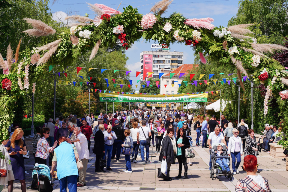 Ямбол е готов да посрещне своя празник с концерти и изненади за малки и големи! Световноизвестният цигулар Васко Василев, Николина и Мария Чакърдъкови,...