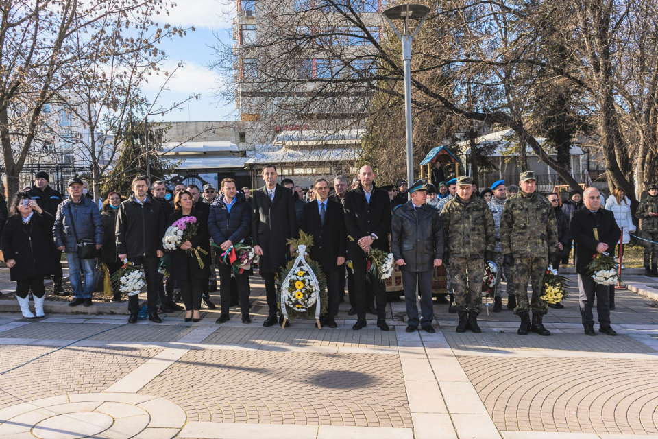 Ямбол чества 144 години свобода с тържествена церемония и поднасяне на венци и цветя пред паметника на героите, дали живота си за националното ни Освобождение....