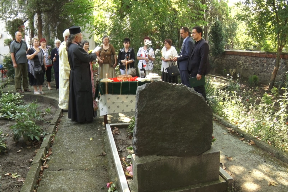  „Ради Колесов е предшественик на Васил Левски, както Йоан Кръстител е Предтеча на Иисус Христос. Когато дейността на Колесов спира, започва тази на Левски...