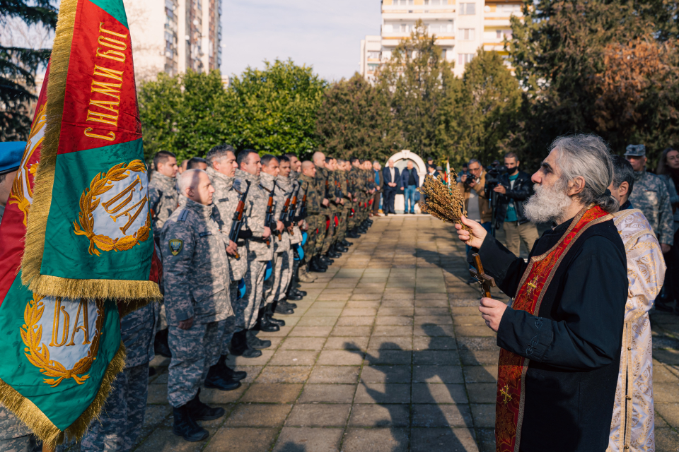 Празникът в Ямбол на Богоявление започна в 11:30 часа с тържествен водосвет за успехите на Българската армия и нейните бойни знамена пред храм „Свети Николай...