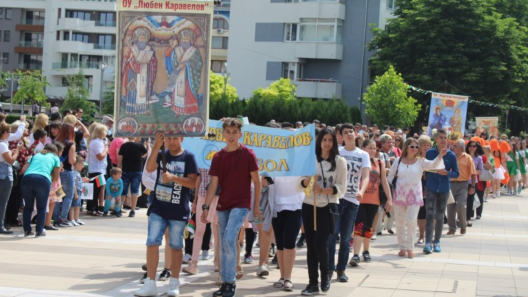 В Ямбол първото честване на делото на Светите братя Кирил и Методий и на техните ученици е преди 163 години. За това свидетелства дописка, поместена във...