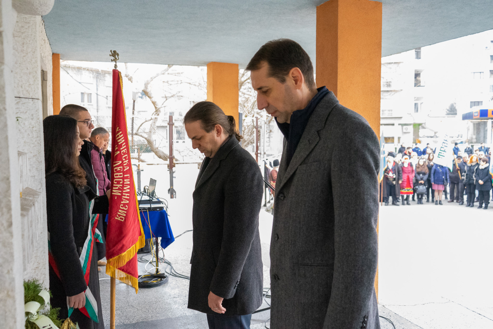 С тържествено поклонение пред барелефа на Васил Левски в двора на едноименната гимназия в Ямбол днес бе отбелязана 147-тата годишнина от гибелта на Апостола.
Церемонията...