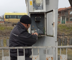 За намаляване на разходите община „Тунджа“ монтира механични часовници на уличното осветление