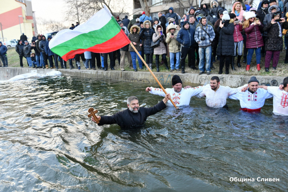 За осма година в река Новоселска в Сливен ще се играе "мъжко хоро" след Богоявленския водосвет. Това съобщи пред репортер на БТА Стефан Христов от Гражданското...