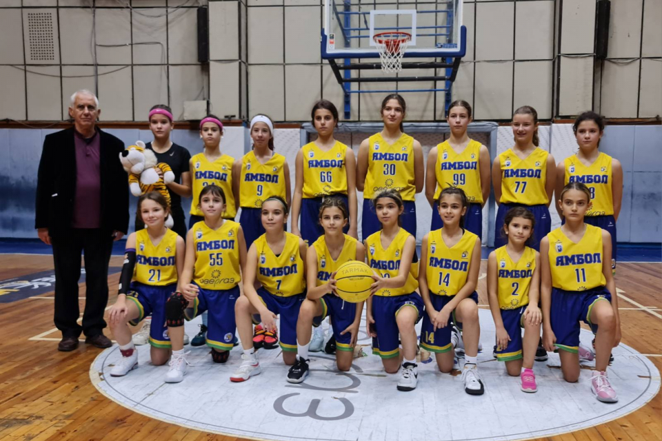 Ямболският баскетболен отбор от момичета до 12-годишна възраст попадна в първата осмица на най-силните тимове. Възпитаничките на треньора Здравко Янчев...