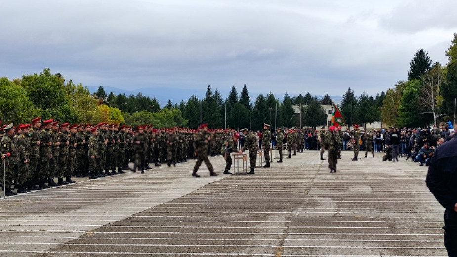 С доброволната военна служба и с промяна на статута на курсантите се очаква да бъде решен проблемът с недокомплекта в Българската армия. Това заявиха във...