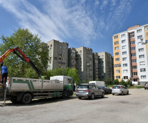 Започна благоустрояването на междублокови пространства в квартал „Сини камъни“