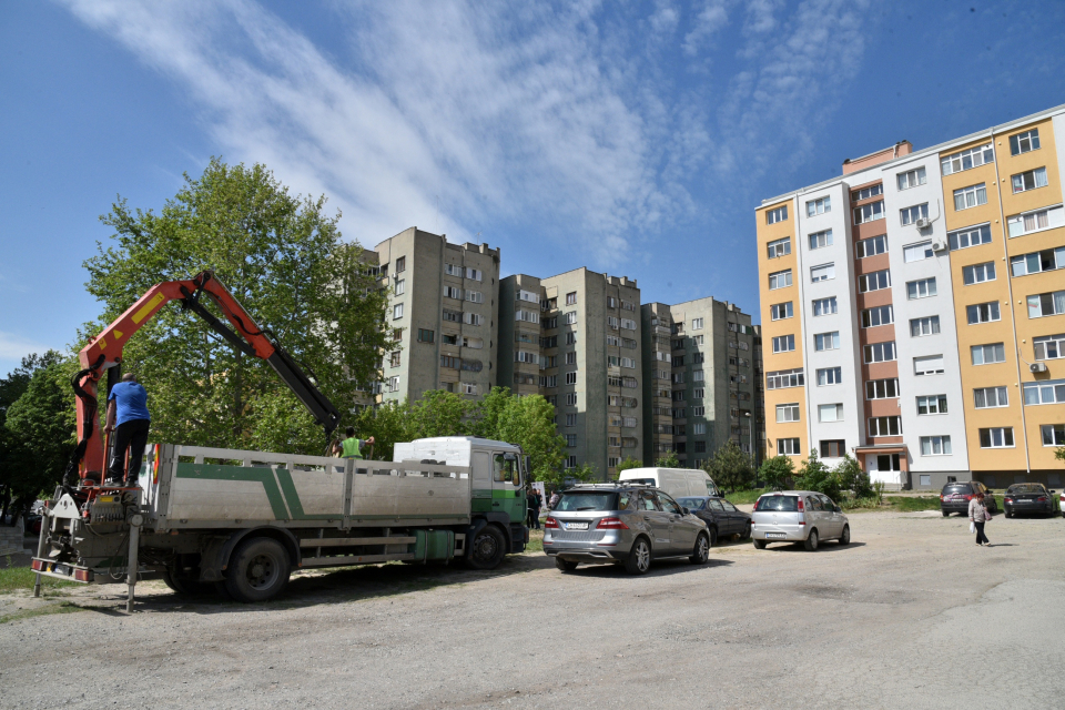 Със символична първа копка днес започна благоустрояването на междублокови пространства в квартал „Сини камъни“. На събитието присъстваха кметът на община...