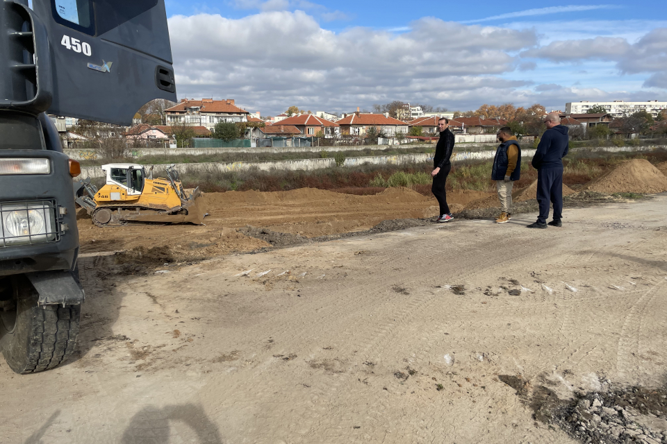 В Ямбол започнаха дейности по облагородяване на още един участък от река Тунджа - от пешеходния мост на „Трите вятъра“ по посока ж.к. „Златен рог“.
Преди...