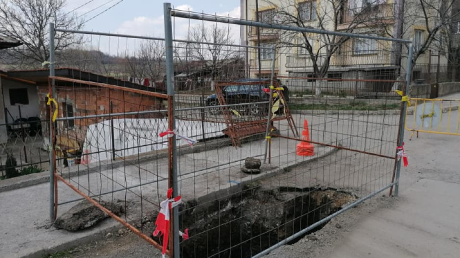 Започна подмяната на част от вътрешната водопроводна мрежа в Перник. Строителните дейности стартираха от квартал „Църква”. Пет екипа на фирмата-изпълнител...