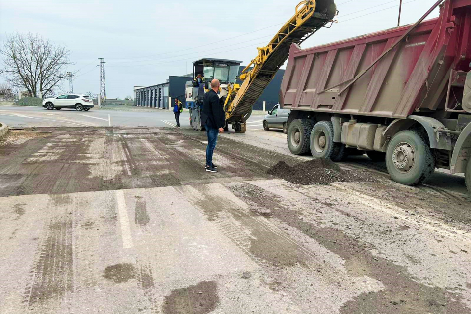 Започнаха ремонтните дейности на улица „Индже войвода“ в Ямбол. Работниците ще фрезоват настилката и ще положат два пласта асфалт, съществуващите ревизионни...