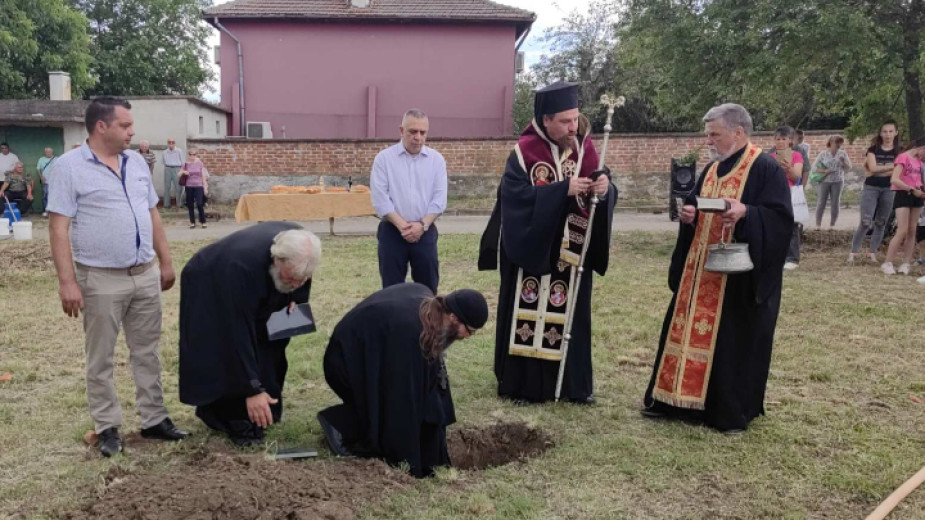 С първа копка днес бе поставено началото на строежа на православен храм в сливенското село Глуфишево, съобщават от Община Сливен.
Освещаването на мястото...