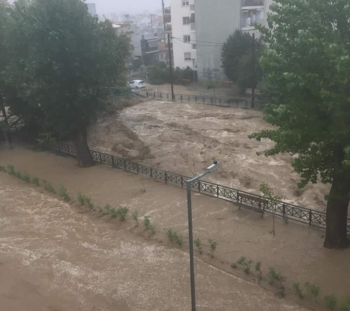 Обилните валежи от последните часове са предизвикали наводнения по морето. Със сирени евакуират населението в Царево. В няколко хотела на къмпинг „Нестинарка”...