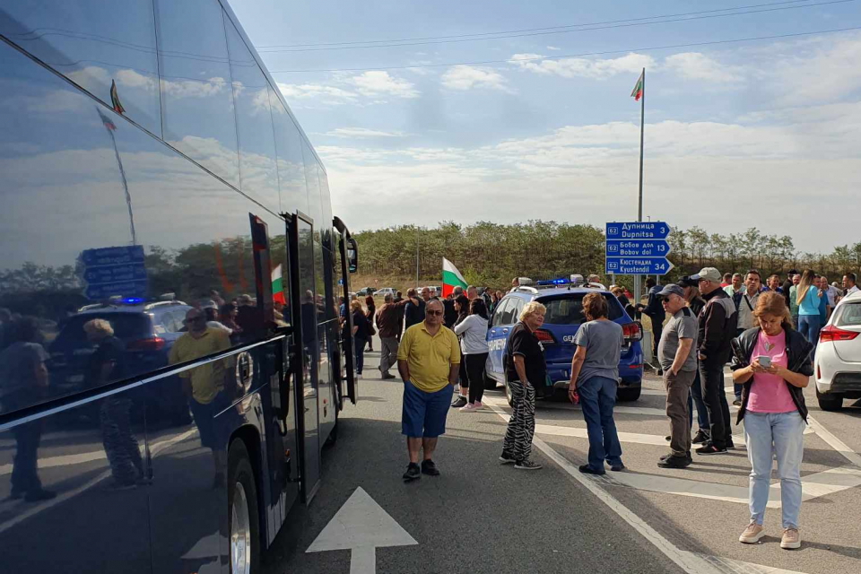 Поради затруднения в движението са определени следните обходни маршрути в областите Сливен, Стара Загора и Кюстендил, съобщиха от Агенция „Пътна инфраструктура“...