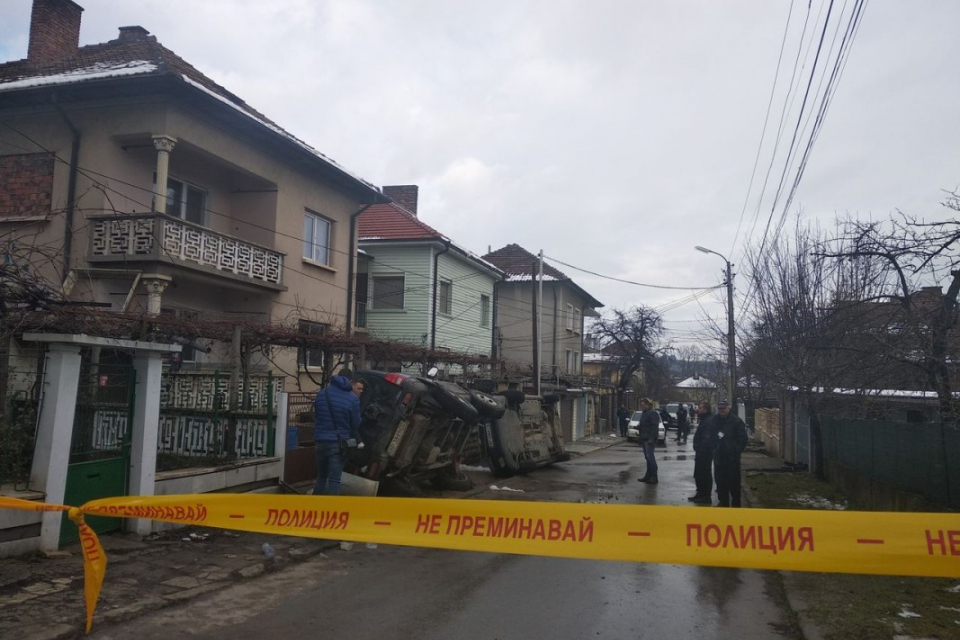 Безредици възникнаха в Мездра пред дома на обвинения за смъртта на 8-годишното дете, което беше открито мъртво миналата седмица.
Полиция и жандармерия...