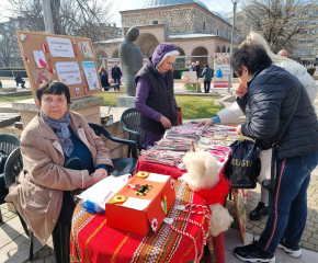 Жени от Дома за стари хора в Ямбол изработват мартеници, за да помогнат за лечението на дете