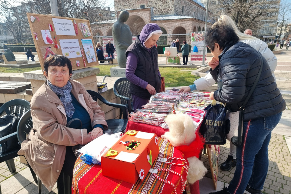 Жени от Дома за стари хора в Ямбол изработват мартеници, за да помогнат за лечението на дете. За трета поредна година потребителки на дома плетат мартенички...