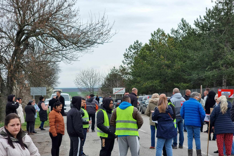 Жители на четири ямболски села отново затвориха път в знак на протест за лошото му състояние. Те настояват за основен ремонт на участъка между селата Болярско,...